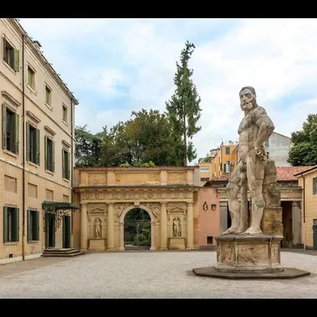 招待所 Palazzo Mantua Benavides & 4*